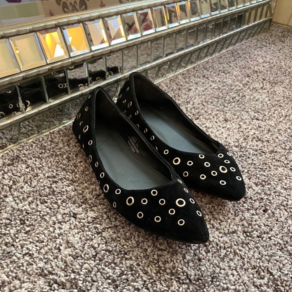 SOLD 🚫 Black Flats with grommets